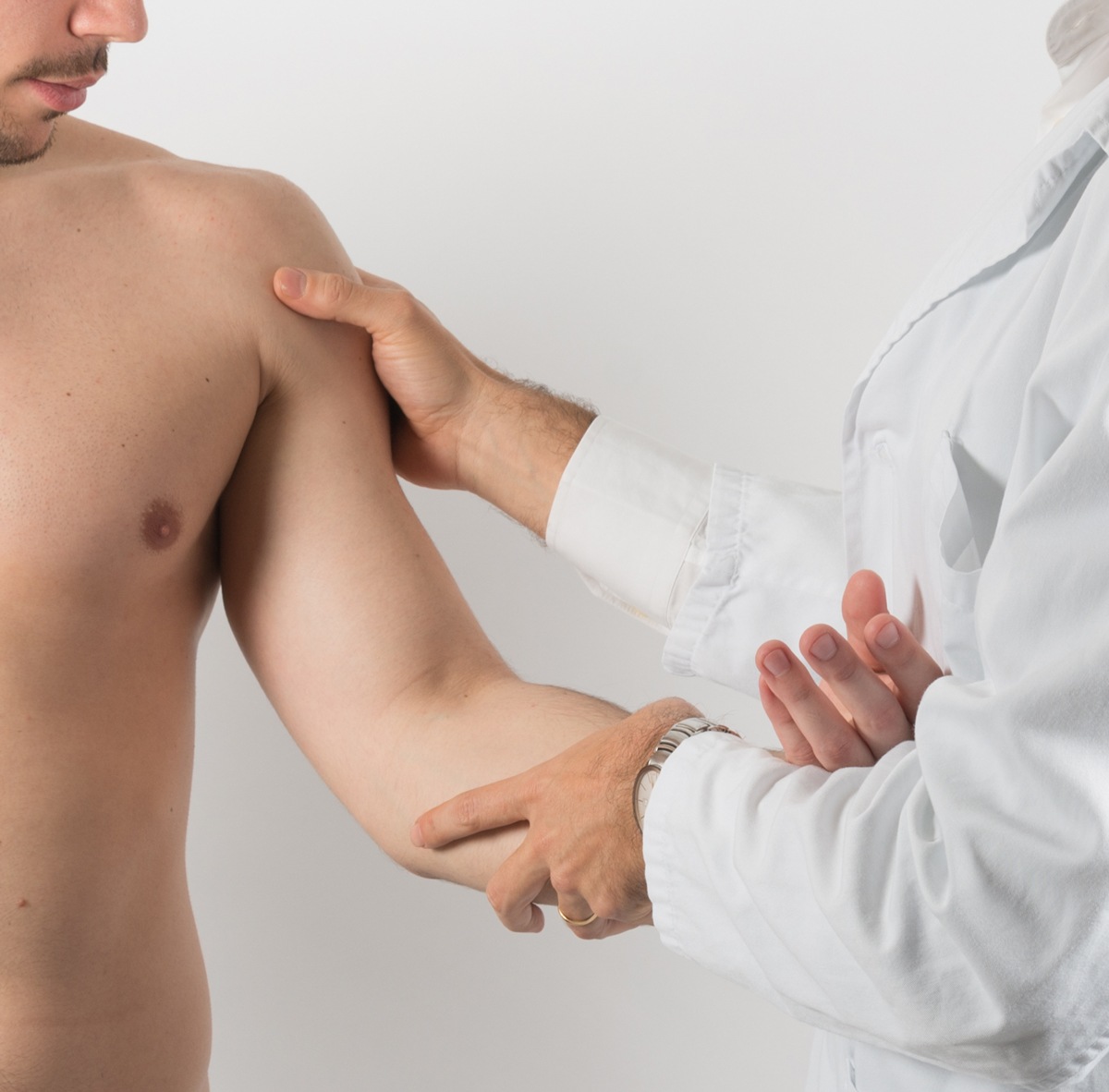 Exploración del hombro de un deportista en la consulta de traumatología de Sport IT, Barcelona