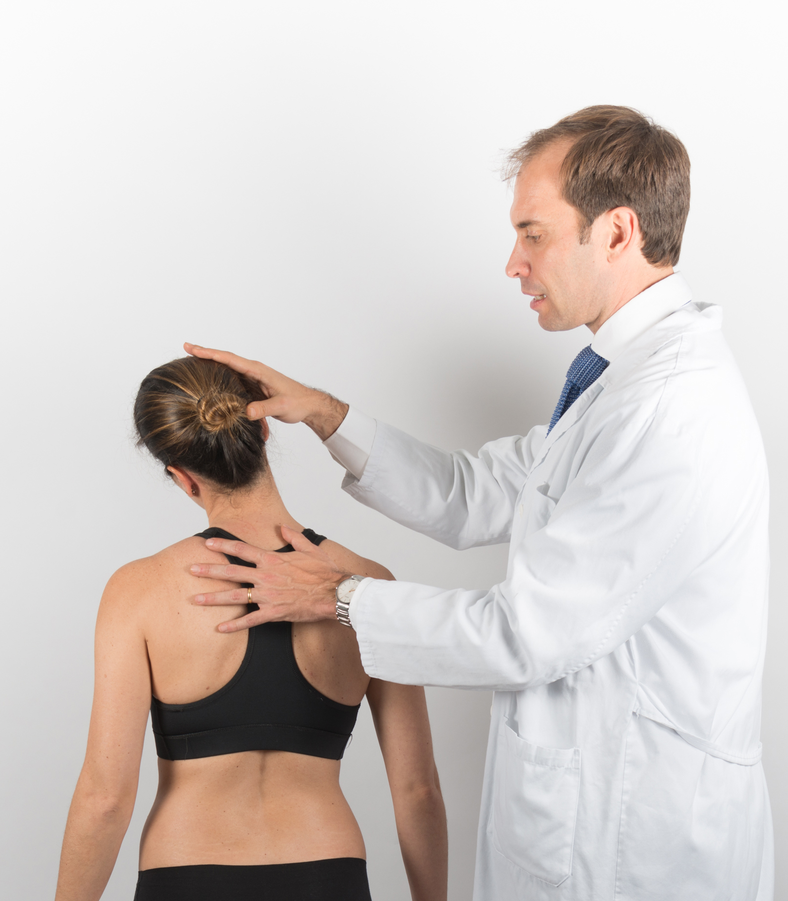 Exploración cervical en la consulta de traumatología deportiva de Sport IT