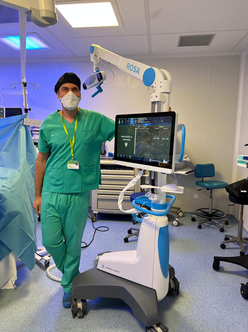 Dr. Vicente López, experto en prótesis de rodilla con robot quirúrgico ROSA