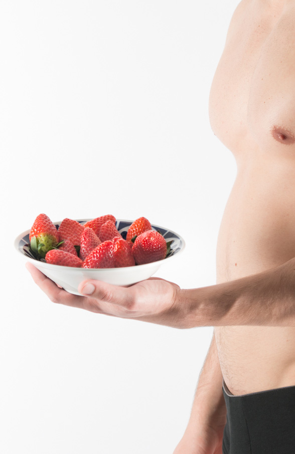 Fresas en la mano de un deportista