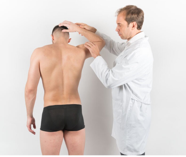 Médico valorando el hombro de un deportista