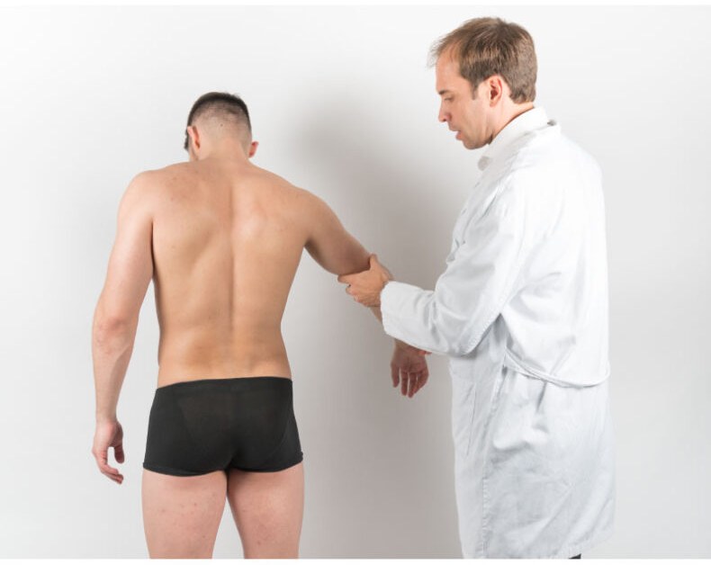Médico junto a un deportista de espaldas